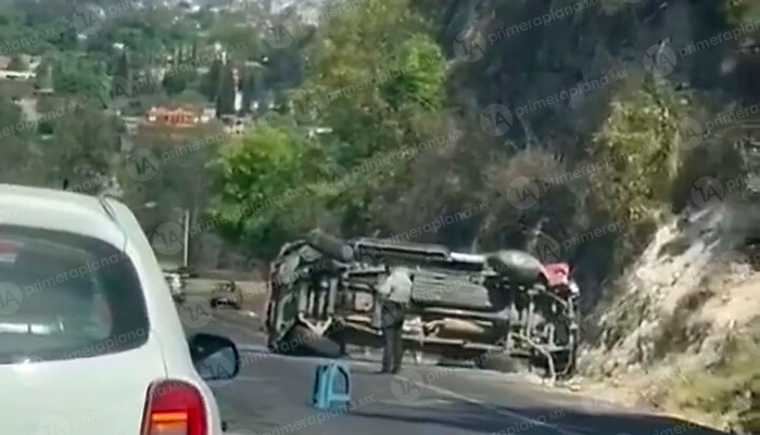 Vuelca camioneta en Santiago Undameo