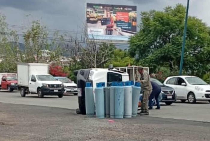 Vuelca camioneta gasera en el Libramiento Norte de Morelia