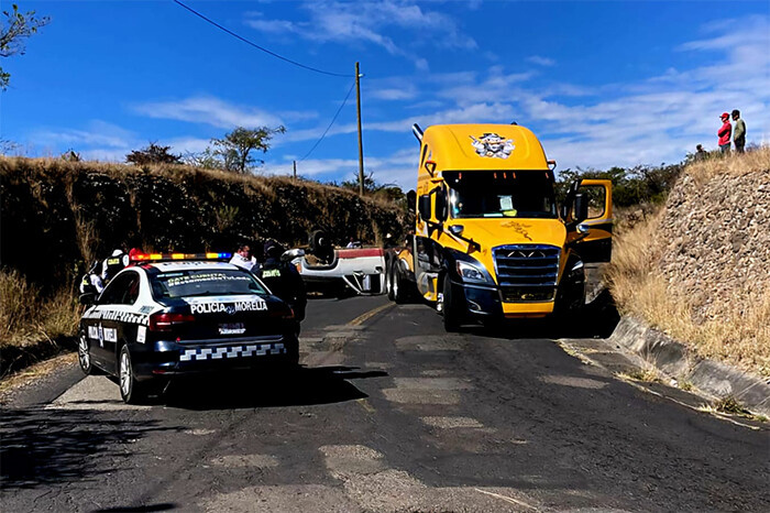 Vuelca camioneta maderera en la Morelia-Atécuaro; solo se reportan daños materiales