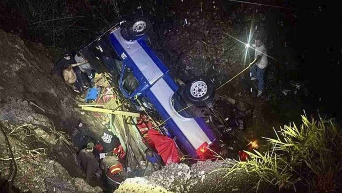 Vuelca camioneta que transportaba peregrinos a Chalma