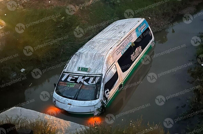 Vuelca combi ruta verde y cae en canal de aguas negras, en Morelia