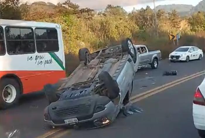 Vuelca en la carretera, por la Cueva del Diablo
