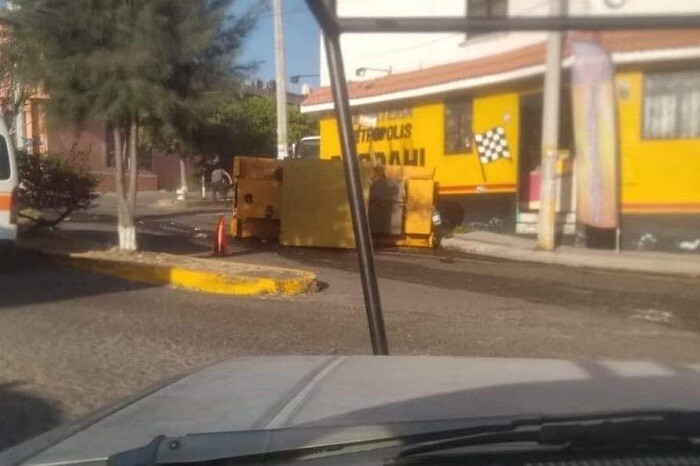 Vuelca máquina reparadora de baches en Metrópolis, Tarímbaro