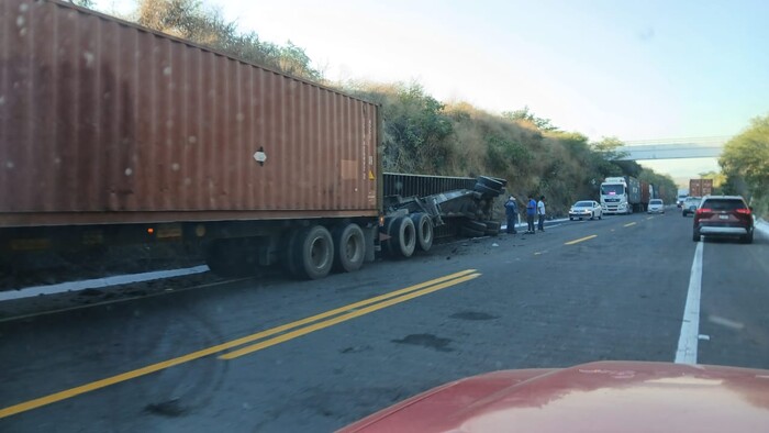 Vuelca remolque de trailer en la autopista Siglo XXI, no hay heridos