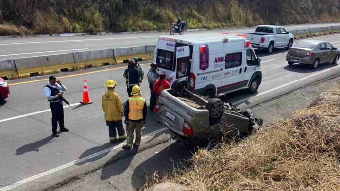 Vuelca su auto en la Morelia-Salamanca y queda herido