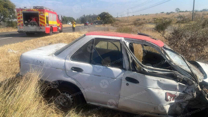 Vuelca taxi en la Morelia-Pátzcuaro, en La Estancia