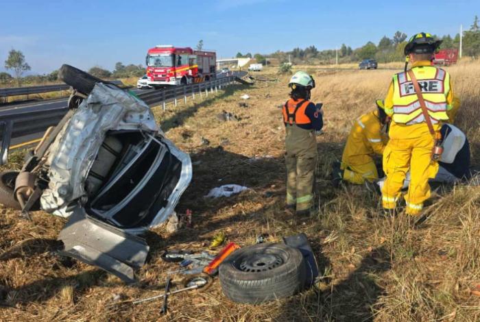 Vuelca taxi sobre la Morelia–Pátzcuaro; hay 2 heridos