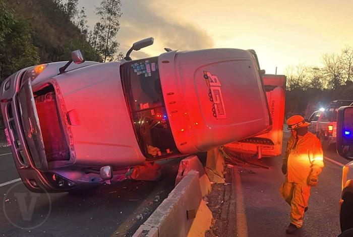Vuelca tractocamión aguacatero en la carretera Morelia-Pátzcuaro