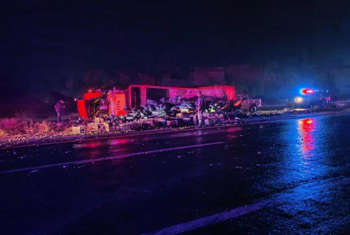 Vuelca tractocamión cargado de limón en la carretera Morelia-Pátzcuaro deja caos vial