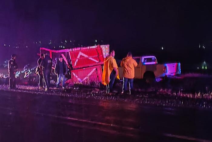 Vuelca tractocamión limonero en la Morelia-Pátzcuaro y lo choca una camioneta
