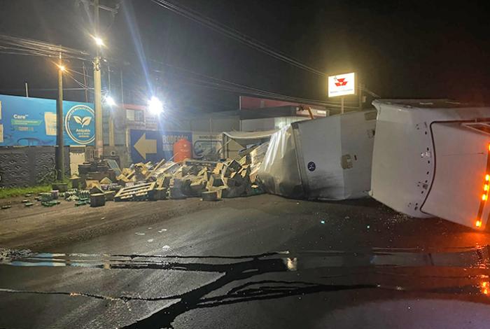 Vuelca tráiler a la altura de Tarímbaro rumbo a Morelia; obstruye la circulación vehicular