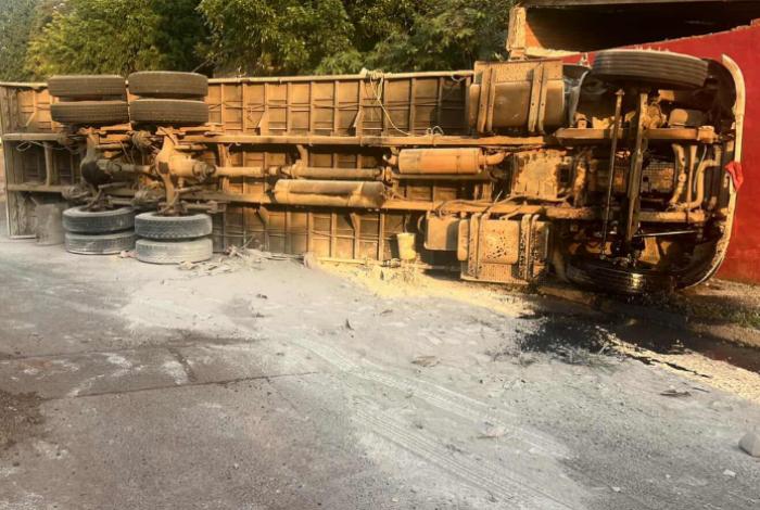 Vuelca tráiler con carga de cemento dejando 2 muertos en Salvador Escalante