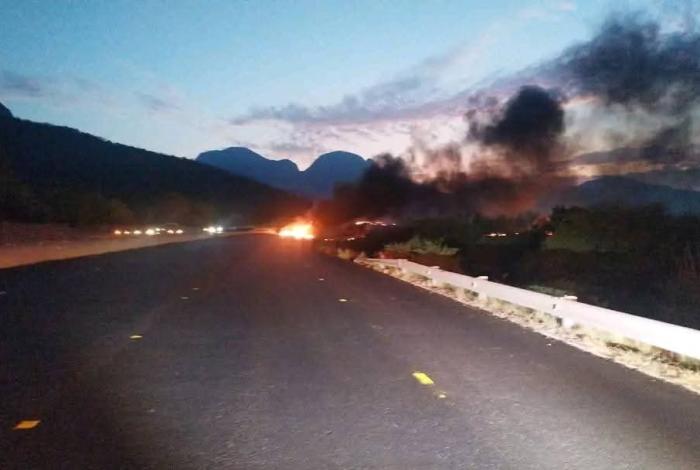 Vuelca tráiler con rollos de acero y provoca un incendio