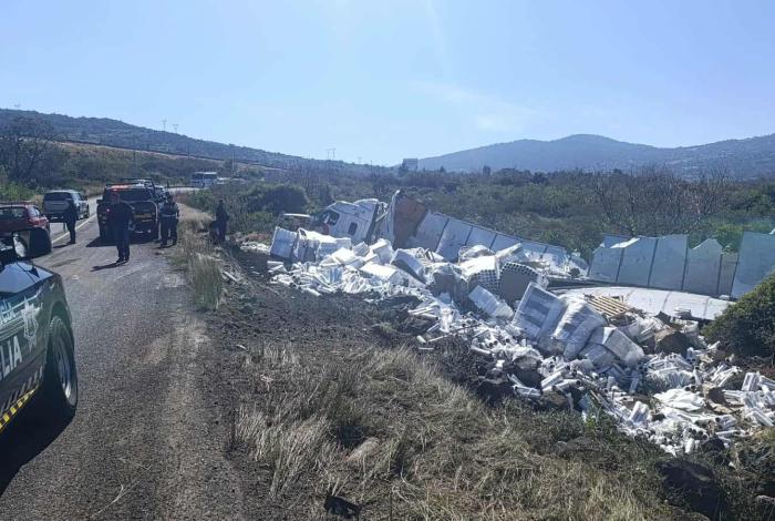 Vuelca tráiler del Grupo Ortiz con rollos de plástico 
