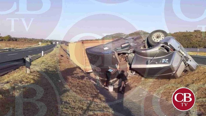 Vuelca tráiler en la autopista de Occidente