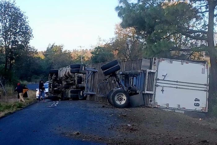 Vuelca tráiler en la carretera Uruapan-Paracho; reportan cierre parcial y un lesionado