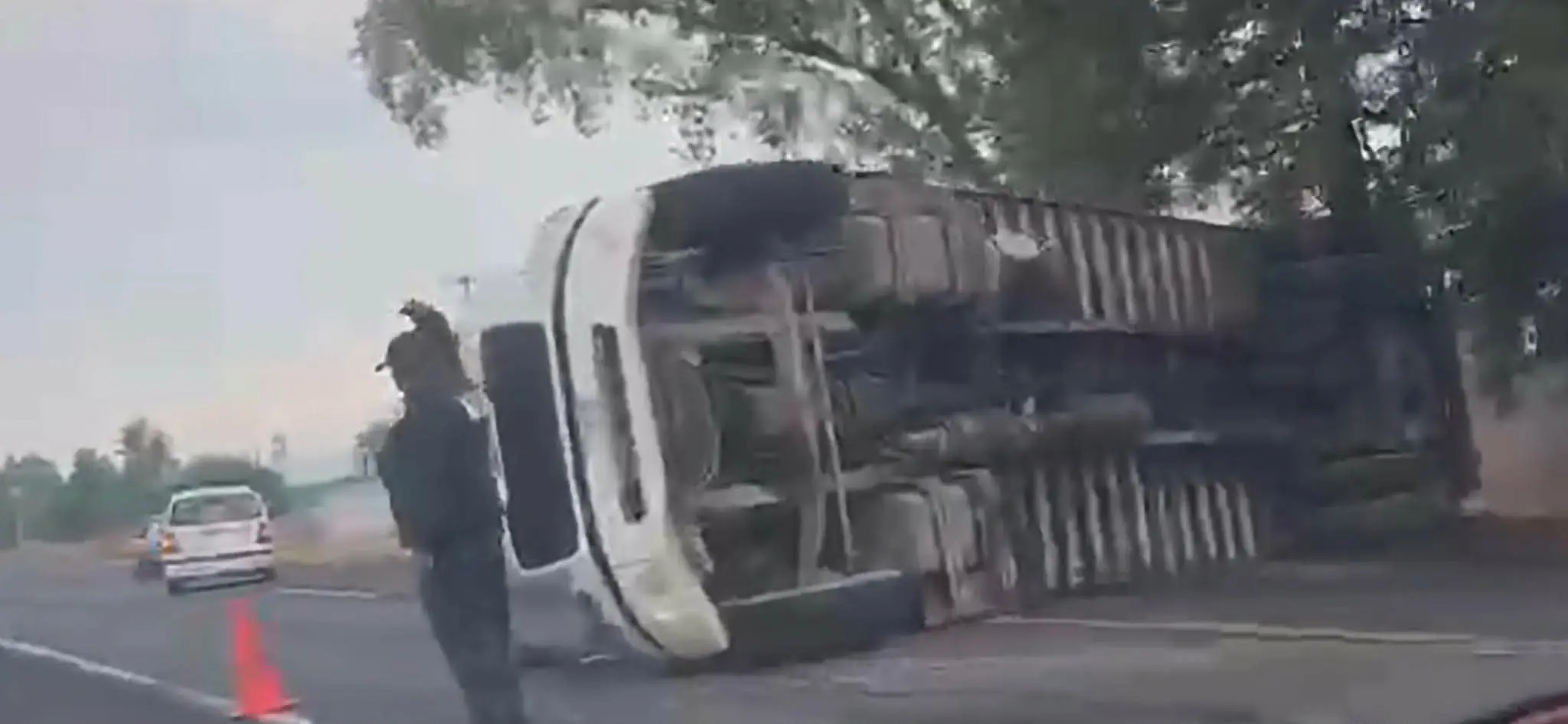 Vuelca tráiler en la carretera Tarímbaro-Zinapécuaro; solo hubo daños materiales