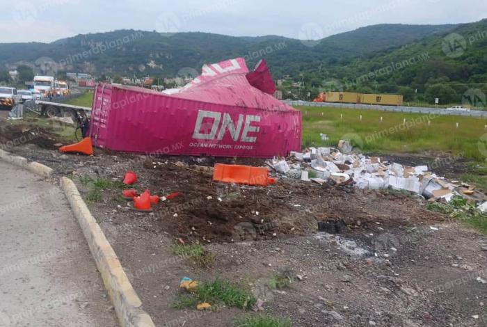 Vuelca tráiler y ciudadanos no dudaron en rapiñar, en la Pátzcuaro-Cuitzeo