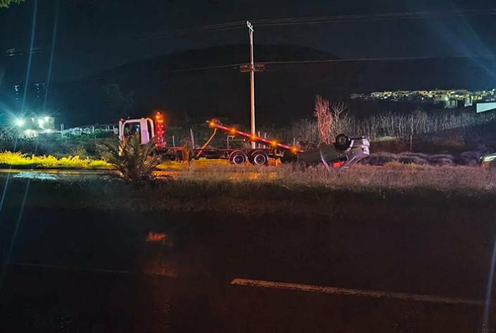 Vuelca un auto en la Madero Poniente de Morelia, en salida a Quiroga