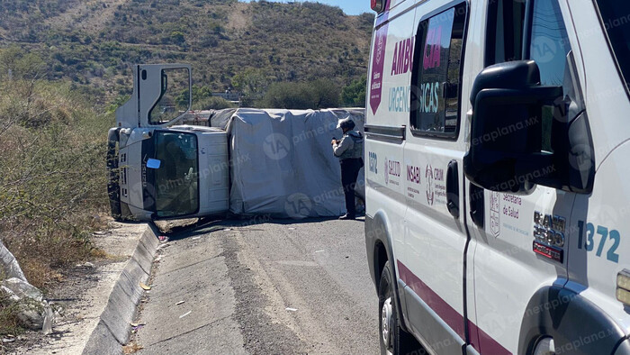 Vuelca un camión de carga en la Morelia-Salamanca