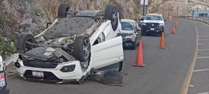 Vuelca vehículo en la zona de Tres Marías, Morelia