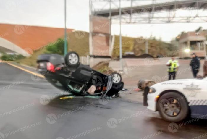 Vuelca y abandona su auto frente a Cañadas del Bosque