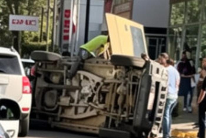 Vuelca y se queda atrapado en su auto, en Uruapan