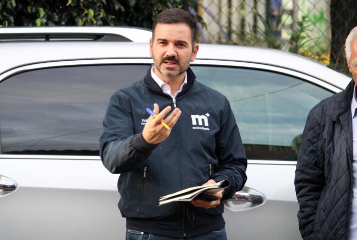 Yankel Benítez dialoga con vecinos de la colonia Mariano Michelena