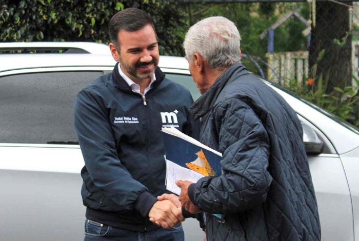 Yankel Benítez escucha y atiende a vecinos de la colonia Mariano Michelena