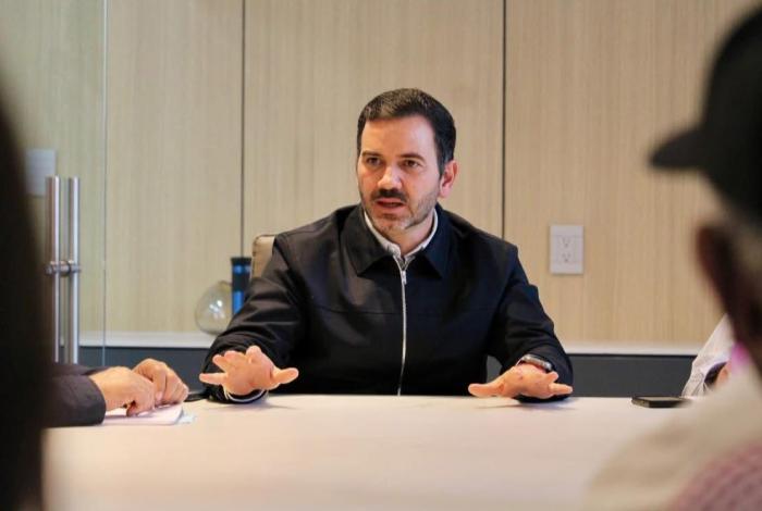 Yankel Benítez y vecinos logran acuerdo para recuperar área verde en San Isidro Itzícuaro