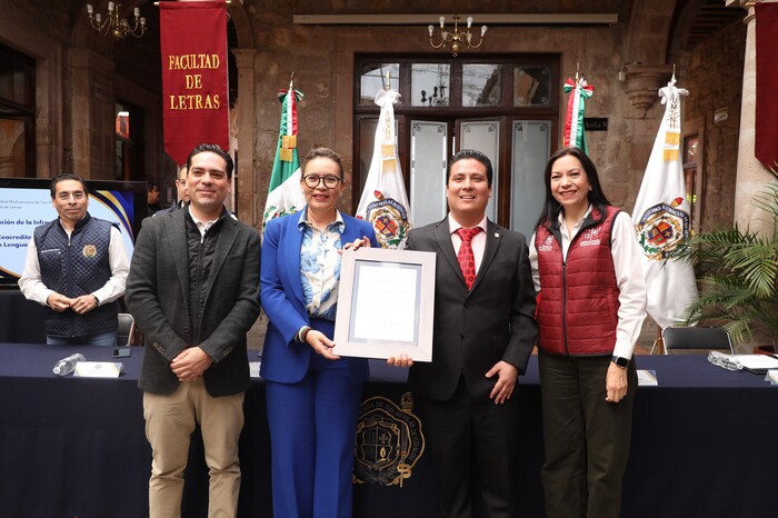 Yarabí Ávila inaugura aulas en la Facultad de Letras y entrega constancia de reacreditación de la Licenciatura en Lengua y Literaturas Hispánicas