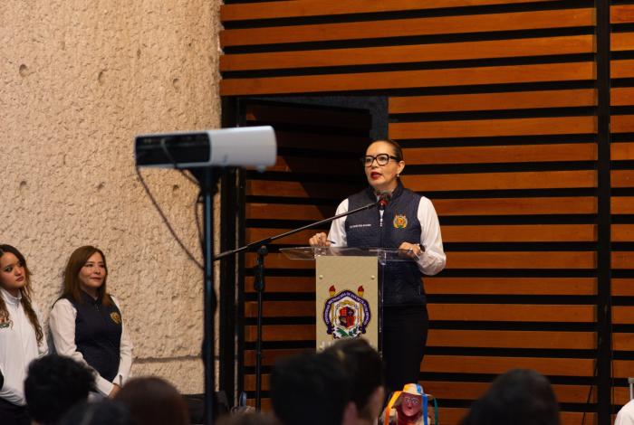 Yarabí Ávila llama a estudiantes a realizar su servicio social con vocación de servir