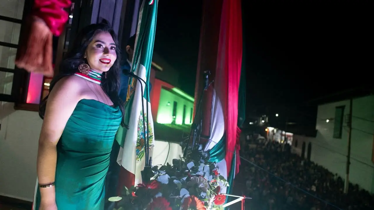YOHANA MENDOZA DA EL GRITO DE INDEPENDENCIA EN ARIO Y ARIENSES DISFRUTAN DE UNA NOCHE MUY MEXICANA