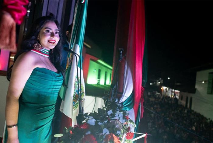 Yohana Mendoza da el Grito de Independencia en Ario y arienses disfrutan de una noche muy mexicana