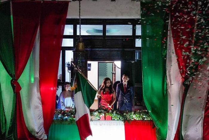 Yohana Mendoza da el Grito de Independencia en Ario