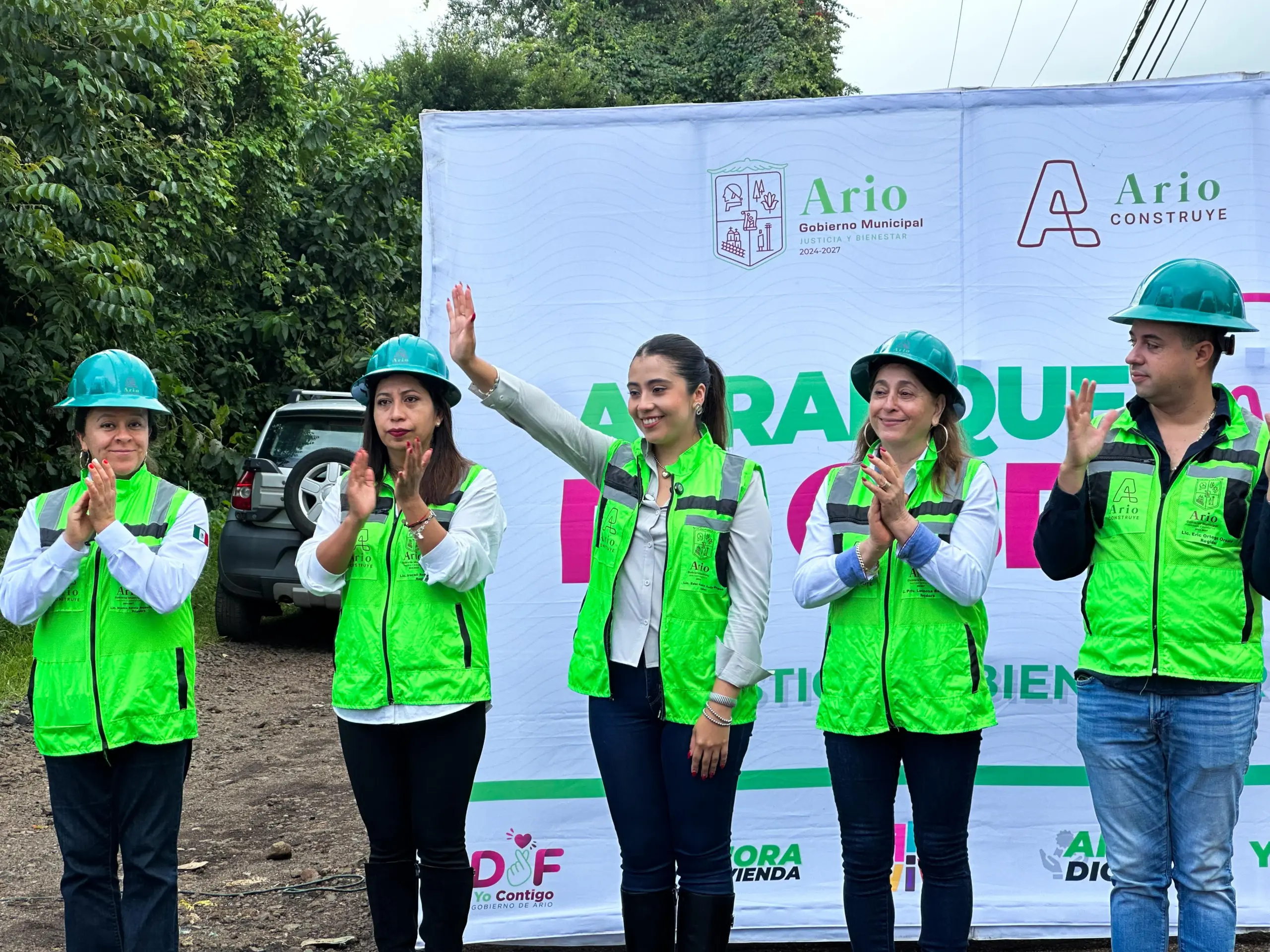 Yohana Mendoza, Presidenta Municipal de Ario arranca obra pública de pavimentación en tenencia Dr. Miguel Silva 