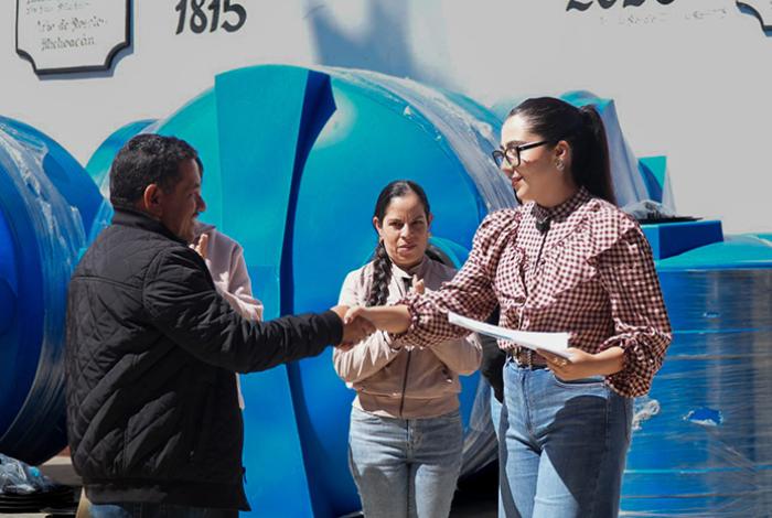 Yohana Mendoza, presidenta municipal de Ario, entrega subsidios como parte del programa “Ario Digno”
