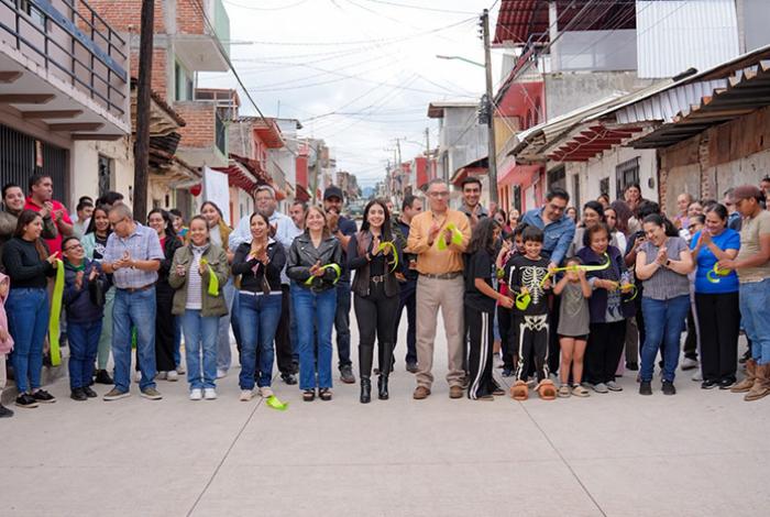 Yohana Mendoza, presidenta de Ario, inaugura obra de pavimentación en la calle Victoria