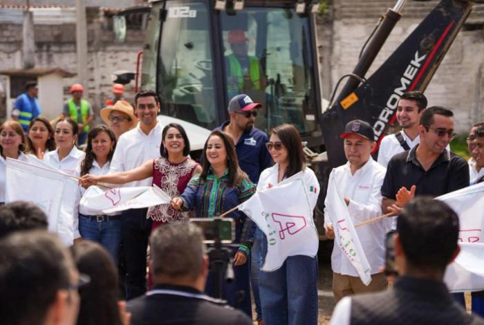 Yohana Mendoza y Gladyz Butanda dan banderazo oficial al arranque de obra de la “ampliación y remodelación de la unidad deportiva de Ario de Rosales"