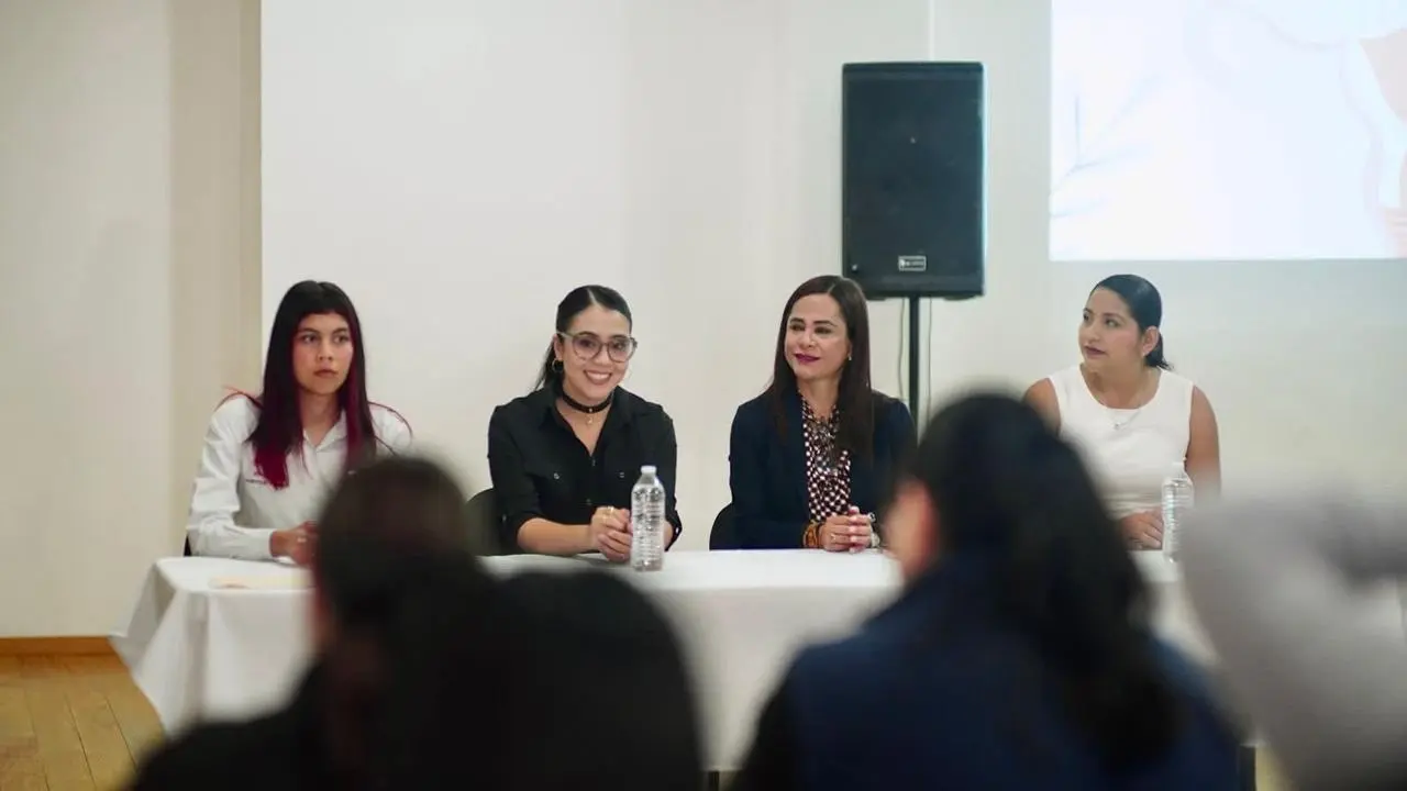 Yohana Mendoza y Marx Aguirre realizan charla “Mujeres trabajadores del campo” en Ario 