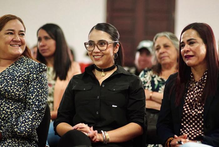 Yohana Mendoza y Marx Aguirre realizan charla “Mujeres trabajadoras del campo” en Ario
