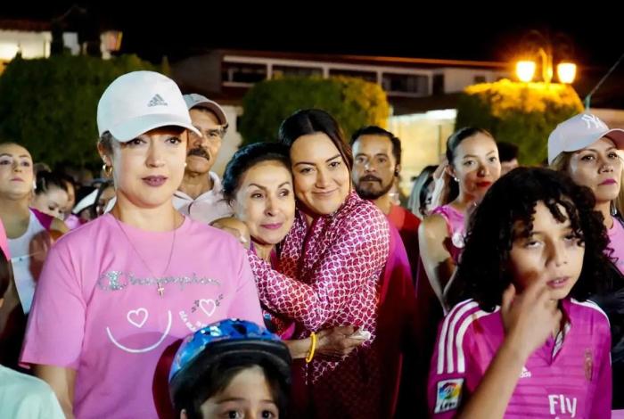 Zacapu se viste de rosa, las “Guerreras de la Esperanza” unen corazones por la prevención del cáncer de mama: Mónica Valdez