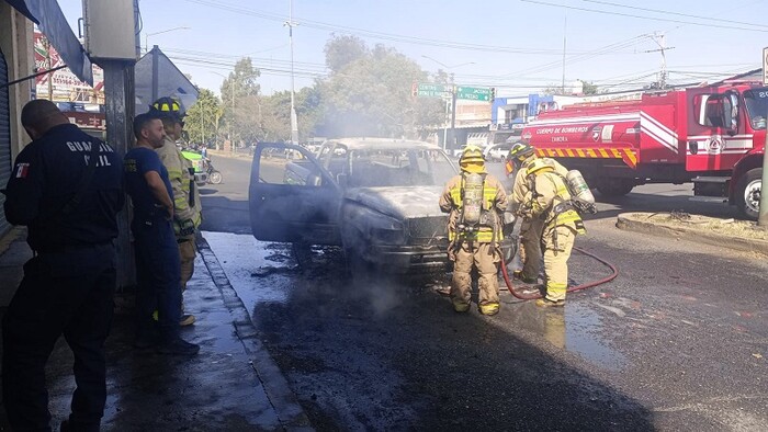 Zamora: Se incendia camioneta por falla mecánica, en la Jacinto López