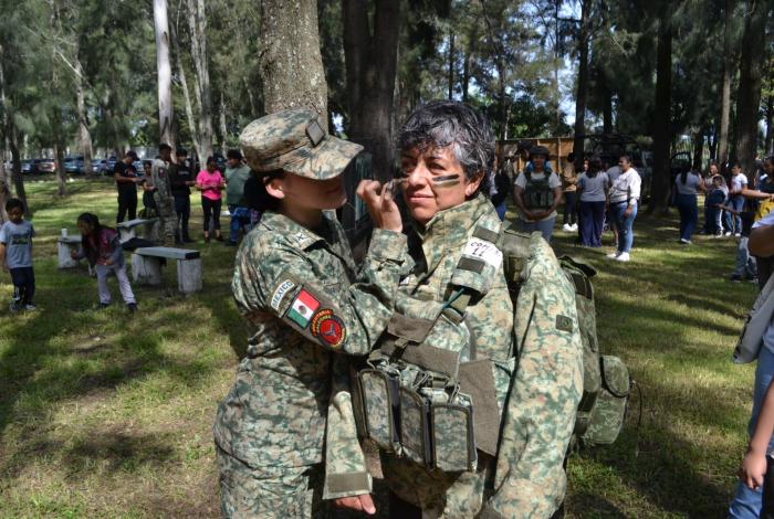Zamora vive un paseo dominical entre militares