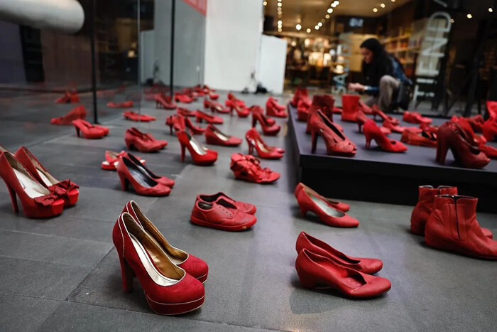 “Zapatos Rojos”; exposición recordatoria de los feminicidios y las desaparecidas en México