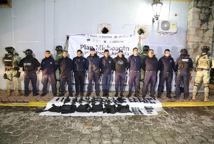 Zinapécuaro: Caen 9 presuntos implicados en usurpación de funciones policiales; aseguran armas, equipo táctico y droga