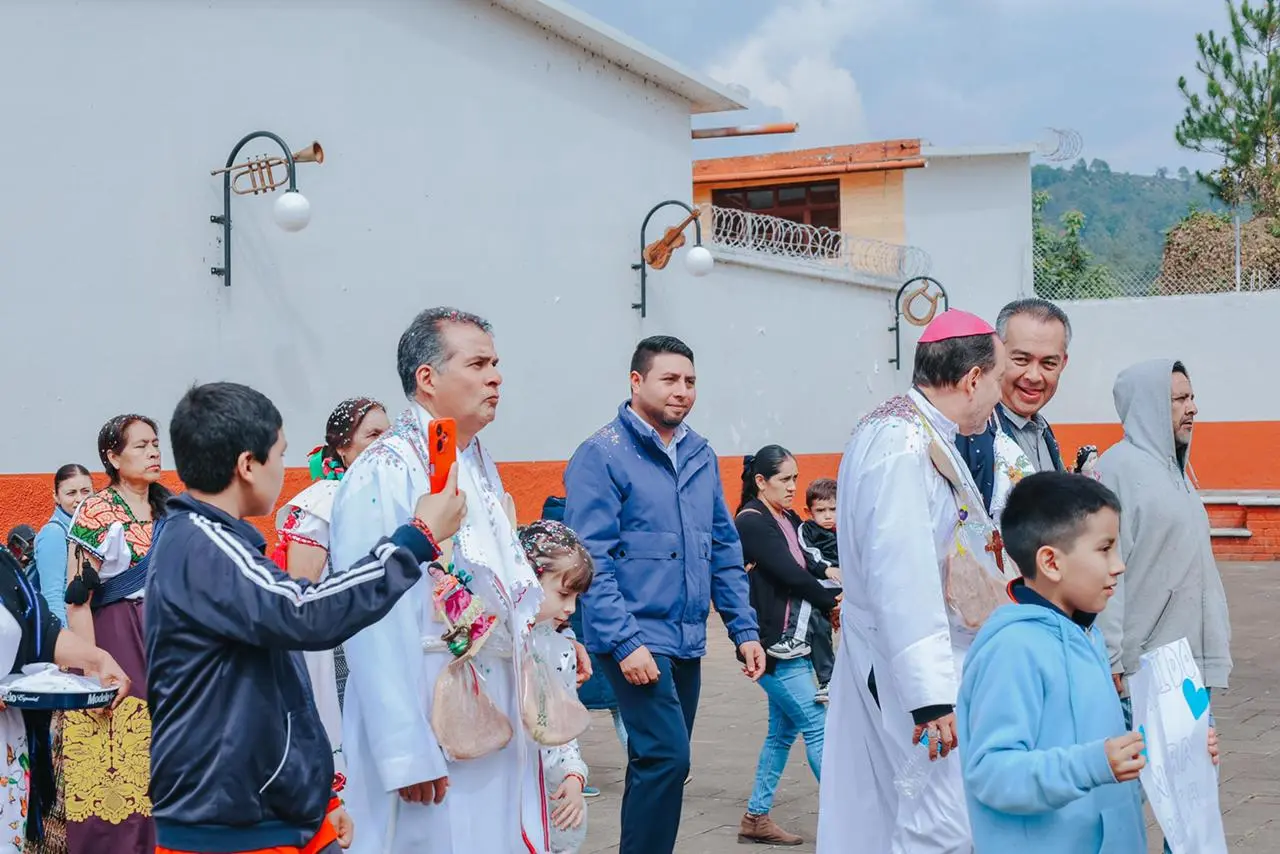 Zirahuén da la bienvenida a su nuevo párroco con respaldo de Dayana Pérez