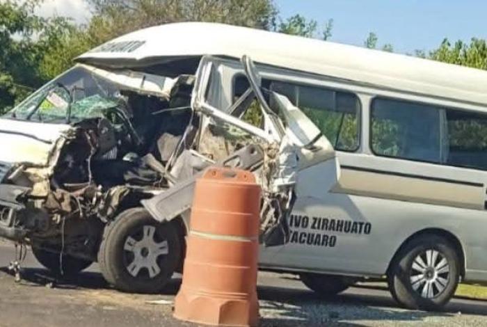 Zitácuaro: choque entre combi del servicio público y camioneta deja tres lesionados