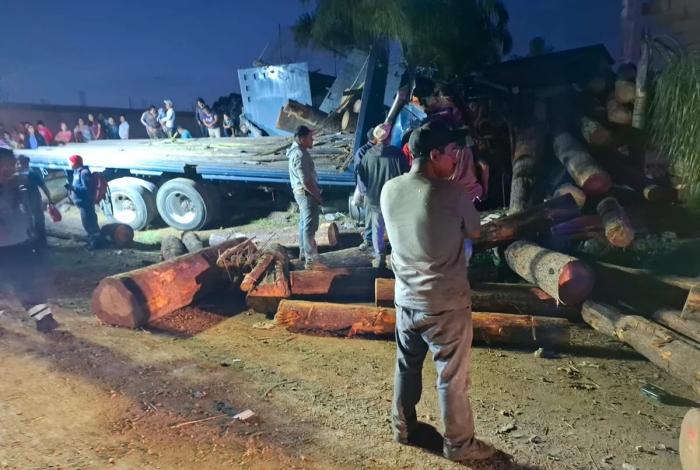 Zitácuaro: conductor pierde el control y vuelca el Torton en el que llevaba troncos